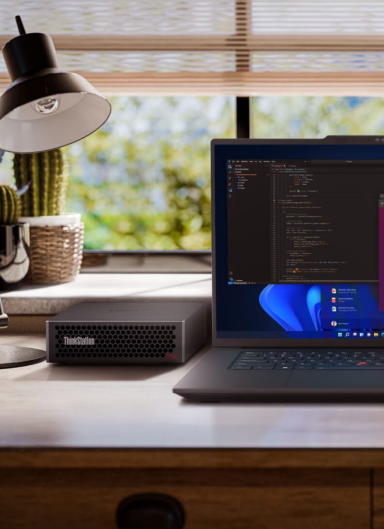 책상 위에 있는 ThinkStation.